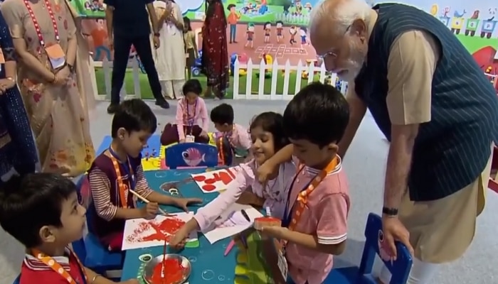 जेव्हा पंतप्रधानांनी विचारलं, मोदीजींना ओळखता का?  लहान मुलांनी दिलं मनोरंजक उत्तर