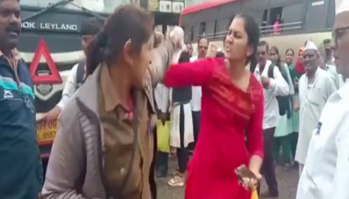 Viral Video : कंडक्टर आणि महिला प्रवाशाची फ्री स्टाईल हाणामारी, घटना कॅमेऱ्यात कैद