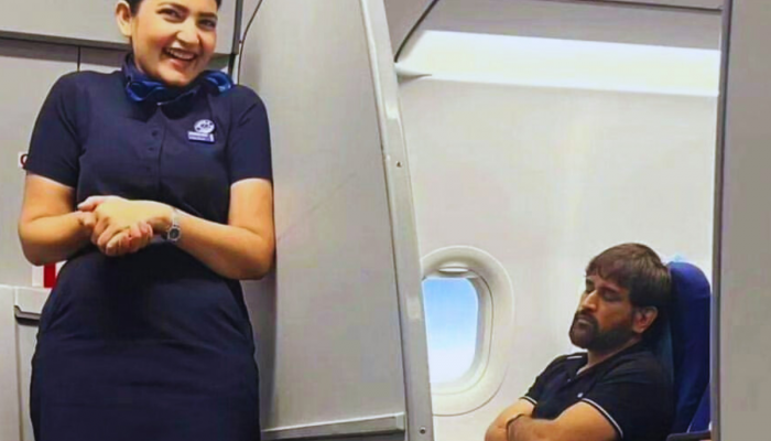 MS Dhoni: धोनीला पाहून तिच्या चेहऱ्यावरचा आनंद गगनात मावेना, विमानातील हवाईसुंदरीचा 'तो' Video व्हायरल!