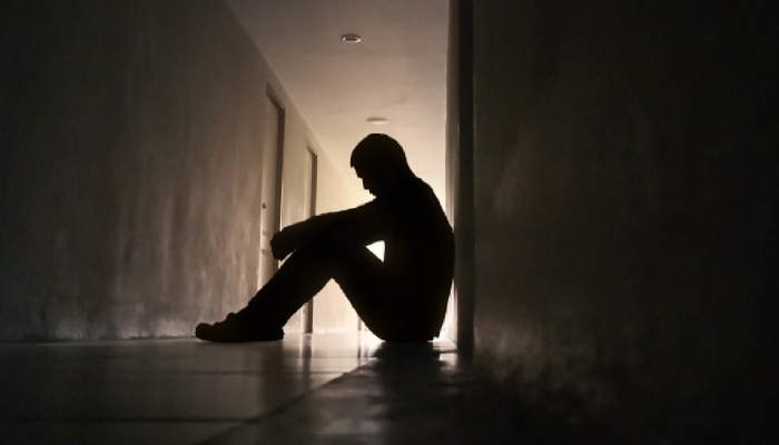 डिप्रेशनमुळे आत्महत्येसारखं मोठं पाऊल उचललं जाऊ शकतं? पाहा तज्ज्ञ काय म्हणतायत
