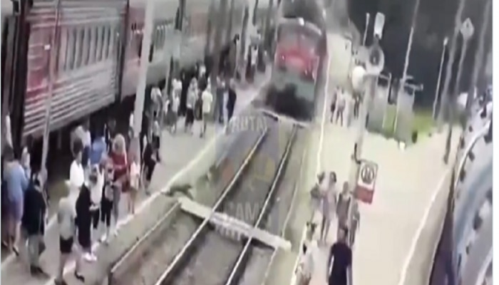 Video : बापलेक रेल्वे ट्रॅक ओलांडत असतानाच ट्रेनने दिली धडक, मग पुढे काय झालं पाहा...