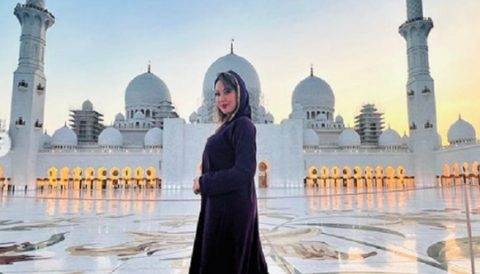 Tarak Mehta Ka Ooltah Chashmah,TMKOC, munmun dutta, Tarak Mehta Ka Ooltah Chashmah, Munmun Dutta, Munmun Dutta Trolled, Munmun Dutta aka Babita ji , Babita ji trolled, Munmun Dutta Trolled for visitng Mosque, Munmun Dutta  dubai, Munmun Dutta Burqa, तारक मेहता का उल्टा चश्मा, मुनमुन दत्ता, मुनमुन दत्ता ट्रोल, मुनमुन दत्ता बबिता जी, दयाबेन, दिशा वकानी 