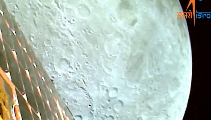 प्रत्यक्षात असा आहे चंद्र!  चांद्रयान 3 ने  चंद्राच्या कक्षेत प्रवेश करताना टिपलेला पहिला फोटो ISRO ने केला शेअर