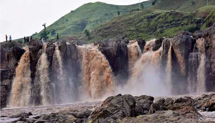 शाहरुखच्या स्वदेश चित्रपटाची प्रेरणा असलेला महाराष्ट्रातील बारामुखी धबधबा; ग्रामस्थ पर्यटकांना येथे का येऊ देत नाहीत?