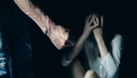 महिलेवर बलात्कार करुन केलं व्याज वसूल, माणुसकीला काळीमा फासणारी घटना