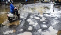 एवढी वर्ष काय केलं? रस्त्यांवरील खड्यांवरुन हायकोर्टानं आयुक्तांना फटकारलं