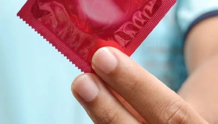 Condom Use : कंडोम वापरताना &#039;या&#039; चुका करणं टाळा, अन्यथा...