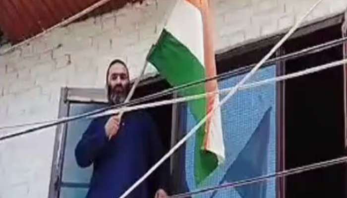 बदलत्या काश्मीरची झलक! दहशतवाद्यांच्या कुटुंबियांनी फडकवला तिरंगा झेंडा