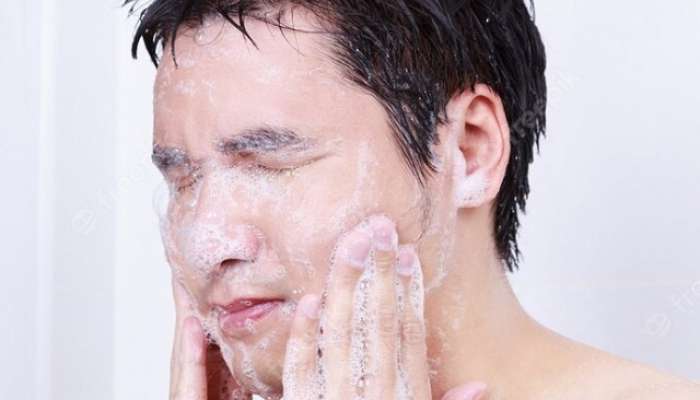 तुम्हीही साबणानेच तोंड धुण्याची चूक करताय का? कमी वयातच म्हातारे दिसाल
