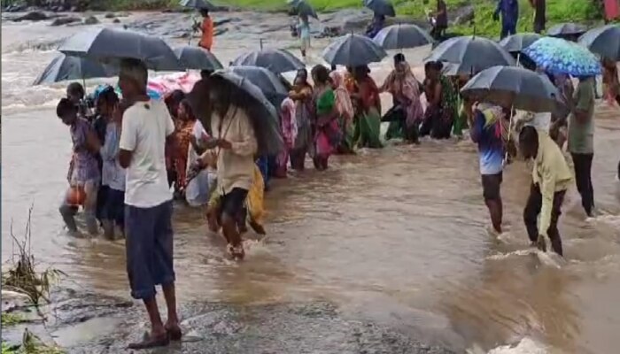 यालाच स्वातंत्र्य म्हणतात का? मानवी साखळी करत नदीच्या पाण्यातून मृतदेह नेण्याची वेळ... आदिवासींची व्यथा 