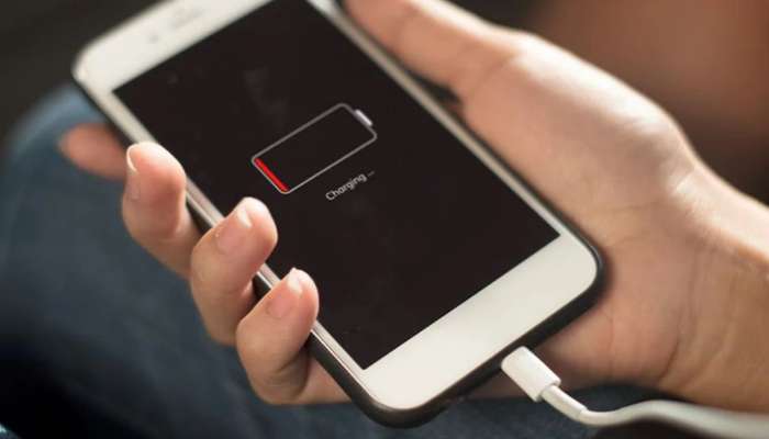  आयफोन चार्ज करताना तुम्हीपण या चुका करता का? अ‍ॅपल कंपनीने केले सावध 