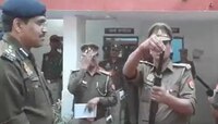 हे पोलीस करणार गुंडांचा सामना? रायफलमध्ये उलट्या दिशेने भरली गोळी.. Video