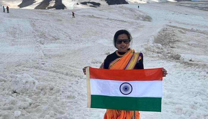 On Independence Day 2023 Smita Ghuge hoisted 75 foot tricolor flag on Mount Elbrus
