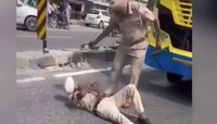 ...अन् भ्रष्टाचाराचा आरोप करत पोलीस कर्मचारीच हायवेवर बससमोर झोपला; Video चर्चेत