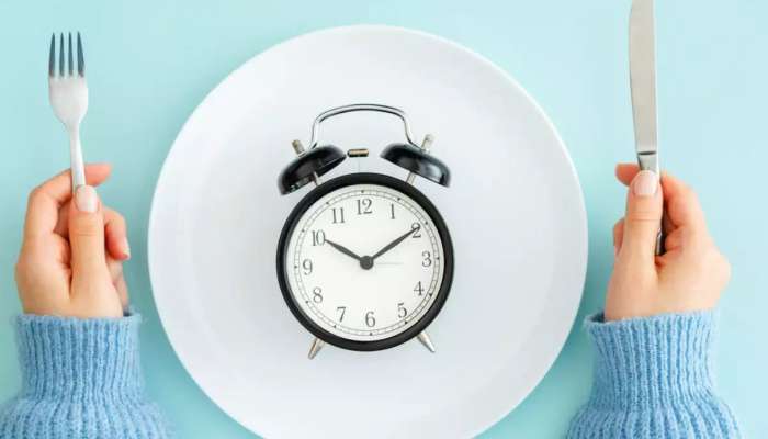 रात्रीचे जेवण भिकाऱ्यासारखं असावे असं आपले पुर्वज का सांगायचे? जाणून घ्या डिनरची योग्य वेळ