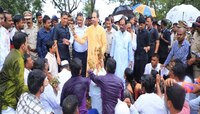 'पक्ष फोडण्यासठी पैसे, शेतकऱ्यांसाठी नाहीत' उद्धव ठाकरे यांचा राज्य सरकारवर आरोप