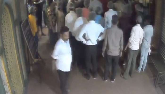 Video : बिर्याणीसोबत दही मागितल्यावर कर्मचाऱ्यांनी केली हत्या; पोलिसांसमोरच केली मारहाण