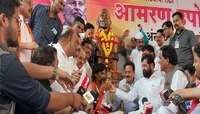 मुख्यमंत्र्यांच्या शिष्टाईला यश, मनोर जरांगेंचं उपोषण मागे