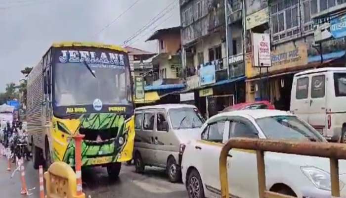 गणेशोत्सवासाठी कोकणात निघालेले चाकरमानी अडकले; मुंबई गोवा महामार्गावर प्रचंड वाहतूक कोंडी