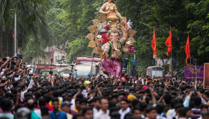 &#039;गणेशोत्सवात तरुणांची श्रमशक्ती वाया जाते&#039;; लेखक सुरज एंगडेंचे मत