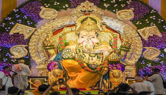 Ganesh Chaturthi 2023 : मुंबईत हा बाप्पा 69 किलो सोनं, 336 किलो चांदीने सजला, &#039;इतक्या&#039; कोटींचे विमा कवच