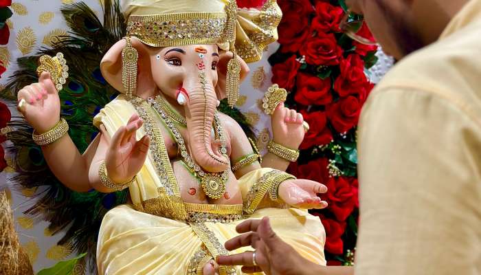 GANESH UTSAV 2023 :  तुमच्या घरातील बाप्पा झी 24 तासवर;  पाहा घरगुती गणपतींची विलोभनीय आरास आणि लाडके गणराय