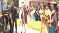 PM नरेंद्र मोदी यांनी पाया पडणाऱ्या महिलेला रोखलं, नंतर स्वतः घेतला महिलांचा आशीर्वाद