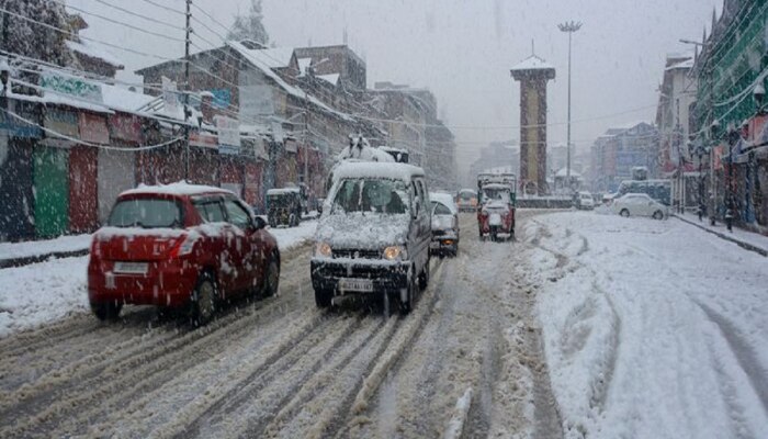 Video : जम्मू काश्मीरमध्ये मोसमातील पहिली बर्फवृष्टी; आभाळातून जणू बरसला कापूस