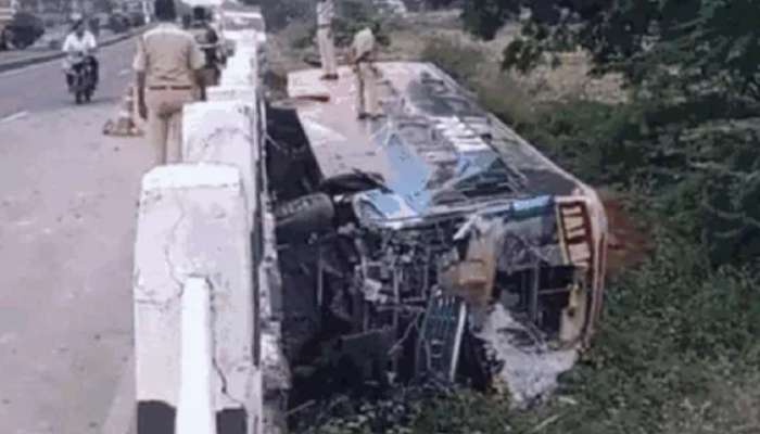 जालन्यात मध्यरात्री भीषण अपघात; बस पुलाखाली कोसळ्याने 25 प्रवासी जखमी