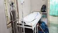 निष्काळजीपणाचा कहर! रेल्वे अपघातातील जखमी तरुणाला लावला रिकामा ऑक्सिजन सिलेंडर