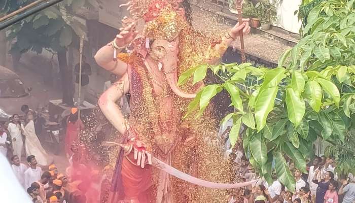 Ganesh Visarjan 2023 :  मुंबईच्या राजावर पुष्पवृष्टी, गणपती बाप्पाच्या मोरयाच्या गजरात भवनिक निरोप; पाहा खास झलक 