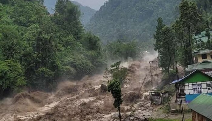 Sikkim Floods Video : सिक्कीममध्ये ढगफुटीनंतर नद्यांना रौद्र रुप; लष्कराचे 23 जवान बेपत्ता 
