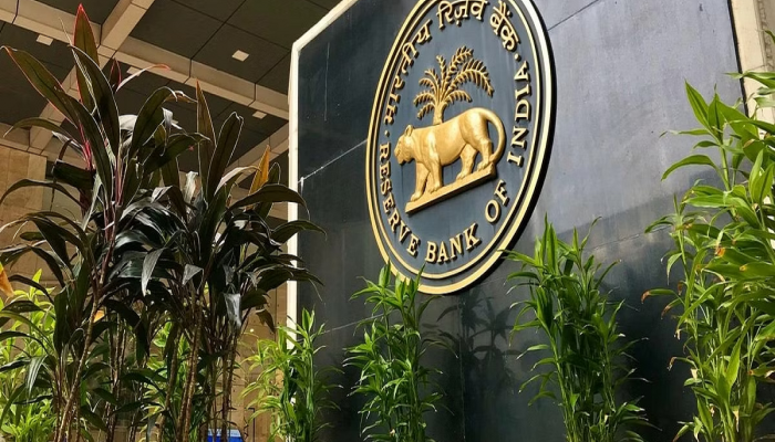 RBI कडून आणखी 4 बँकांना दणका; तुमचं खातं असेल तर आताच सावध व्हा