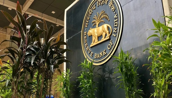 RBI कडून आणखी 4 बँकांना दणका; तुमचं खातं असेल तर आताच सावध व्हा