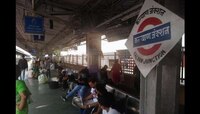 कल्याण स्थानकात धावत्या एक्सप्रेसमधून उतरण्याचा थरार, 2 प्रवाशांसोबत पुढे काय घडलं? 
