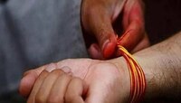 'या' राशींच्या व्यक्तींनी हातात चुकूनंही बांधू नये कलावा; शनीदेव होतील नाराज