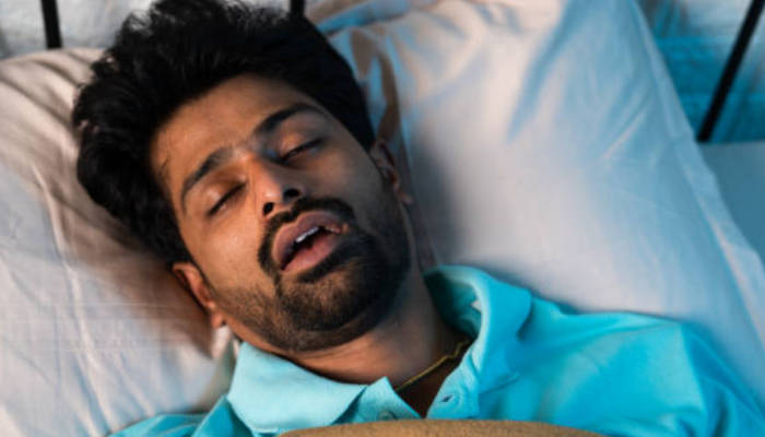 घोरण्याची सवय अनेक आजारांची वाढवते रिस्क, बाबा रामदेव यांनी सांगितले उपाय 