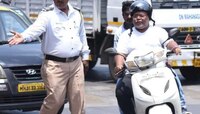 कार-बाईक चालवताना 'या' चुका अजिबात करु नका अन्यथा चलान भरण्यातच जाईल पगार
