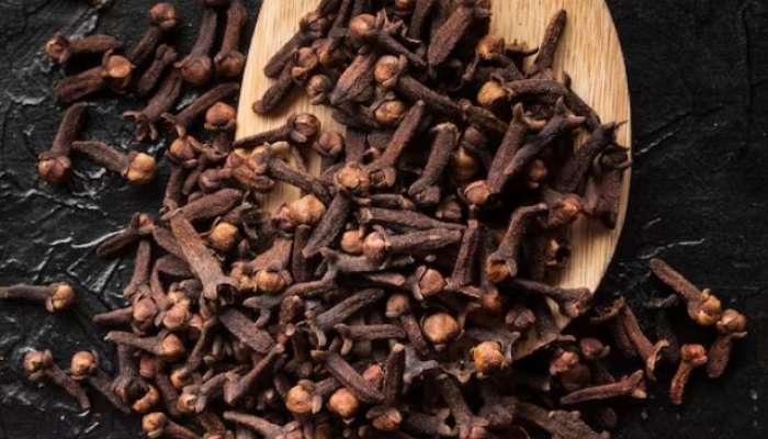 Cloves, Cloves Benefits, Laung, Khali Pet Laung, Khali Pet Laung Chabane Ke Fayde, Benefits Of Cloves, Khali Pet Laung Khane Ke Fayde, Liver, Immunity, Mouth Odor, Moth Odour, Bad Breath, Munh Ki Badbu, Natural Mouth Freshner, Why We Should Eat Clove Empty Stomach in The Morning,