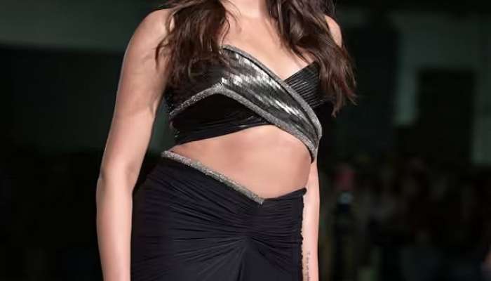 janhavi kapoor hot rampwalk in black dress lakme fashion week 2023 