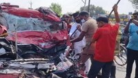 देवदर्शनावरुन परतणाऱ्या भाविकांचा भीषण अपघात; कार कापून बाहेर काढावे लागले मृतदेह
