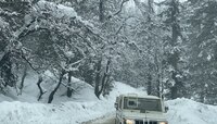 Kashmir Snowfall : अवघ्या काही तासांच्या हिमवृष्टीनं काश्मीर बहरलं