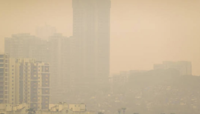 चिंता वाढली! प्रदूषणाच्या बाबतीत मुंबईने दिल्लीलाही टाकलं मागे, सर्वत्र विषारी हवा