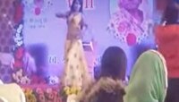 शोकसभेत 'ले ले ले ले रे मजा ले'वर तरुणीचा डान्स! व्हिडीओ पाहणारे संतापून म्हणाले, 'आ