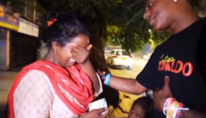 भारतात आलेल्या अमेरिकन युट्युबरने काळीज जिंकलं, रडणाऱ्या आईला दिलं नोटांचं बंडल; पाहा Video