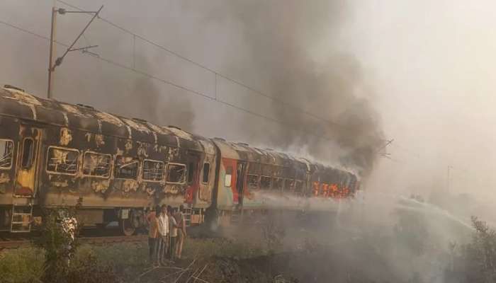 पातालकोट एक्स्प्रेसला भीषण आग, 2 कोच जळून खाक; प्रवाशांनी खिडकीतून मारल्या उड्या