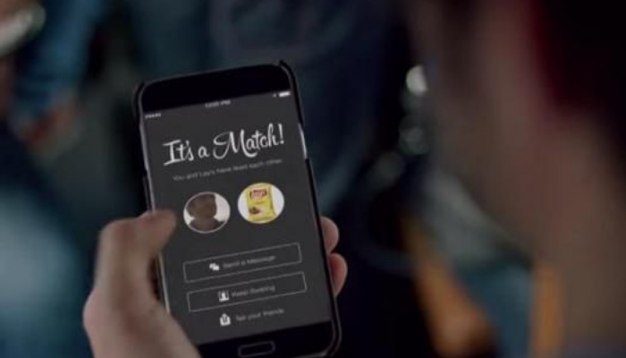'बाहेर उभी आहे, आत यायला दे' मृत बायकोचा Tinder वर मेसेज, नवऱ्याची उडाली भांबेरी 