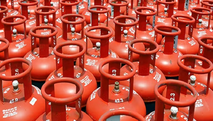 LPG Price: नोव्हेंबरच्या पहिल्याच दिवशी झटका; गॅस सिलेंडरचे दर 'इतक्या' रुपयांनी वाढले 