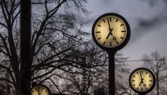 अमेरिका, युरोपमध्ये वेळ एक तास मागे जाणार; वर्षातून दोनदा बदलतात घडाळ्याचे टाईमिंग