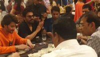 टेबलावर ग्लास अन् नोटांचा खच… पार्टीत चक्क जुगार खेळताना दिसले ‘हे’ सुपरस्टार!